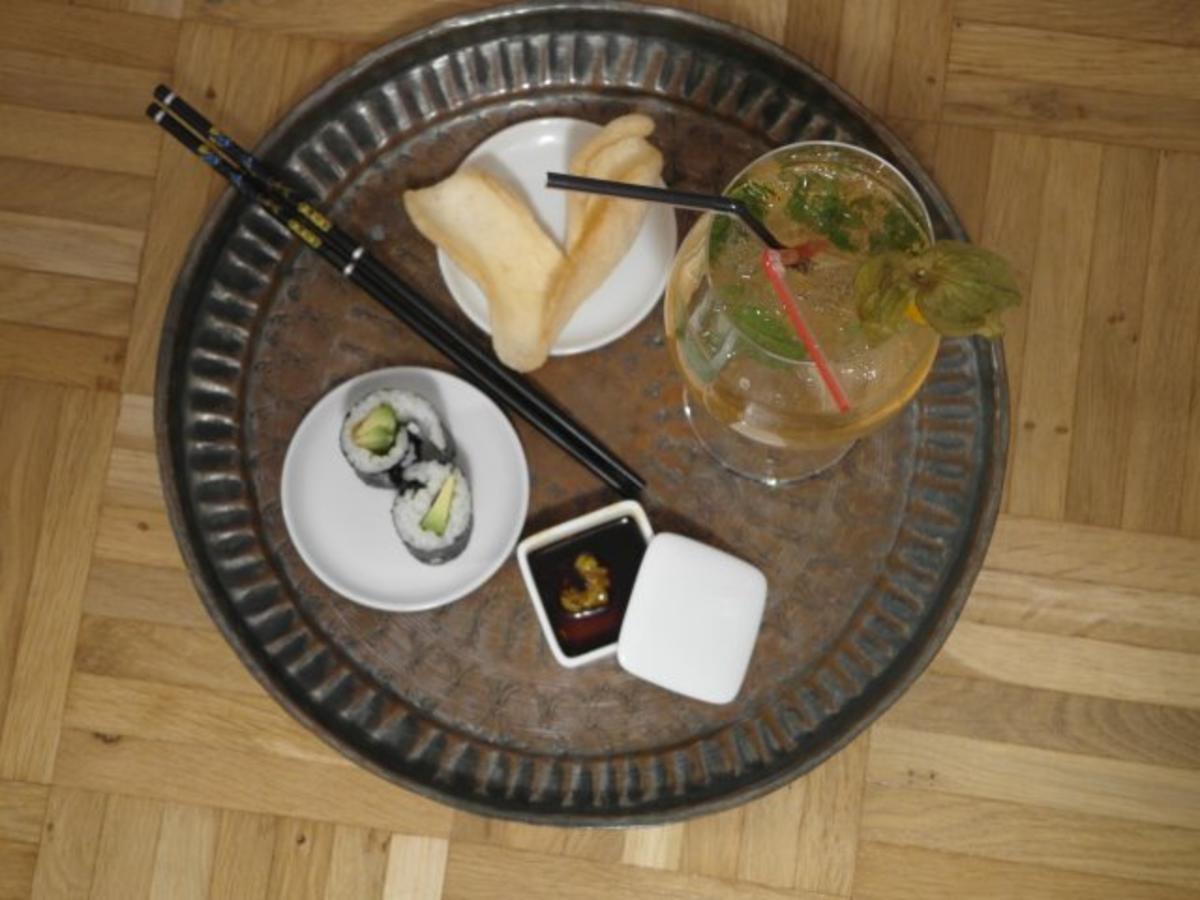 Bilder für Pflaumenwein Cocktail mit vegetrarischer Sushi-Maki Rolle und Kroepoek Chips - Rezept