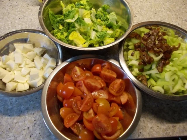 Tomaten-Sellerie-Romana-Salat mit Datteln und Mozarella - Rezept - Bild Nr. 3