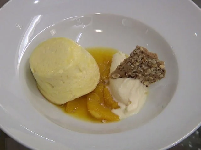 Topfensoufflee mit Buttermilcheis und Orange (Jochen Bendel) - Rezept