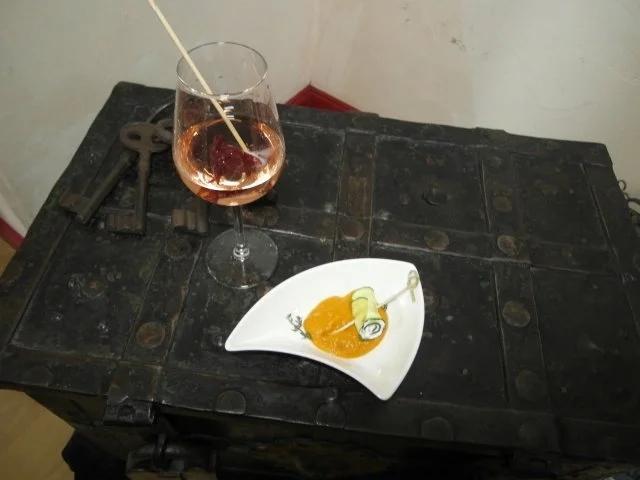 Zucchini-Ziegenkäseröllchen auf Tomatensugo - Rezept