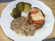 Überbackene Hacksteaks mit Champignonsoße - Rezept
