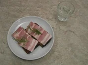 Milder ukrainischer Wodka und Schwarzbrot mit Knoblauchspeck - Rezept