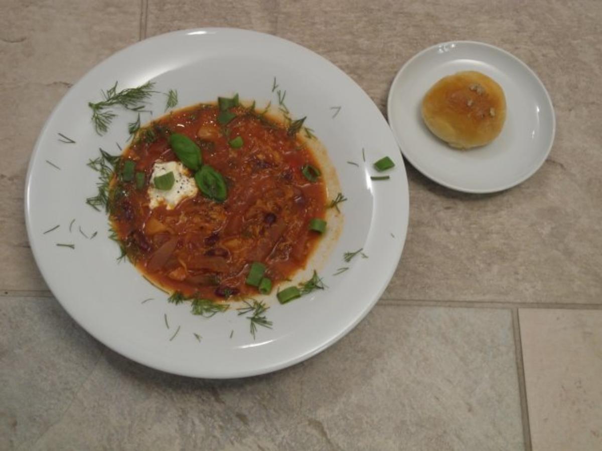 Ukrainischer Borschtsch serviert mit Pampuschky - Rezept - kochbar.de