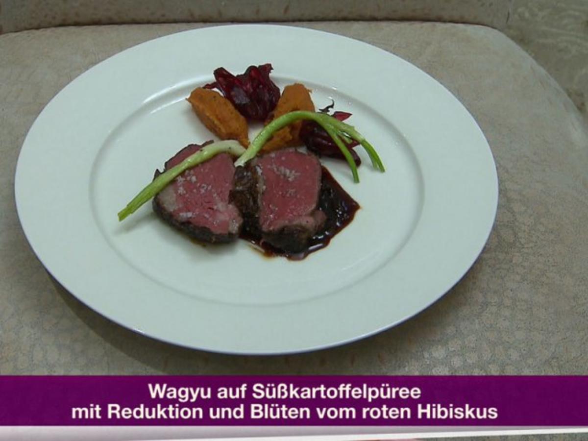 Wagyu auf Süßkartoffelpüree mit Reduktion und roten Hibiskusblüten ...