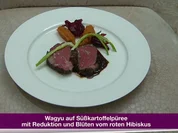 Wagyu auf Süßkartoffelpüree mit Reduktion und roten Hibiskusblüten (Michael Wendler) - Rezept