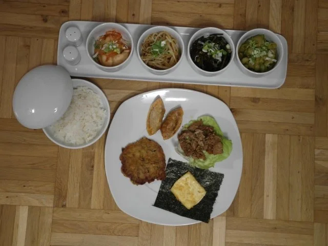 Kimchi, Bulgogi, Reis, Soja-Salat, Gurken-Salat, Seetang-Salat, Gemüse-Omelett, Kopfsalat - Rezept