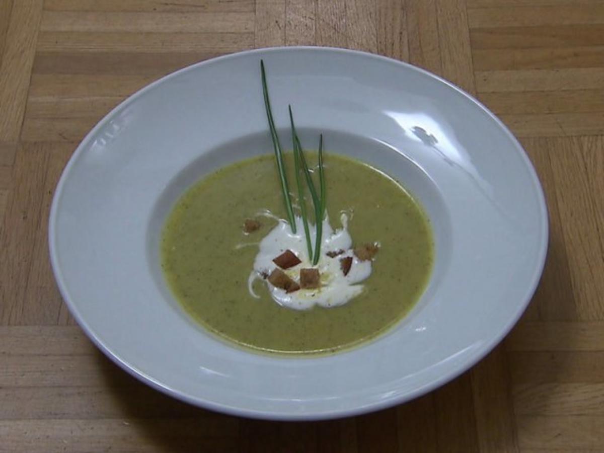 Bilder für Zucchinicremesuppe mit Schwarzbrotcroutons (Marco Angelini) - Rezept