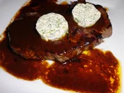 Rezept: Roastbeef mit Estragon-Dillbutter, dazu ein mediterraner Salat Roastbeef mit Estragon-Dillbutter, dazu ein mediterraner Salat - Rezept