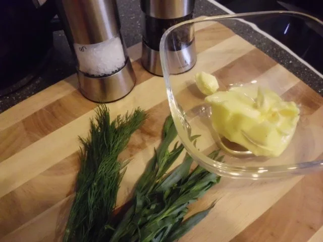 Roastbeef mit Estragon-Dillbutter, dazu ein mediterraner Salat - Rezept - Bild Nr. 3