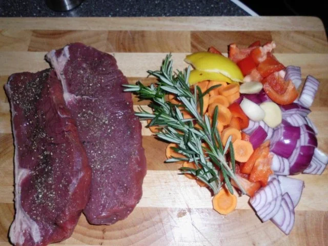 Roastbeef mit Estragon-Dillbutter, dazu ein mediterraner Salat - Rezept - Bild Nr. 7