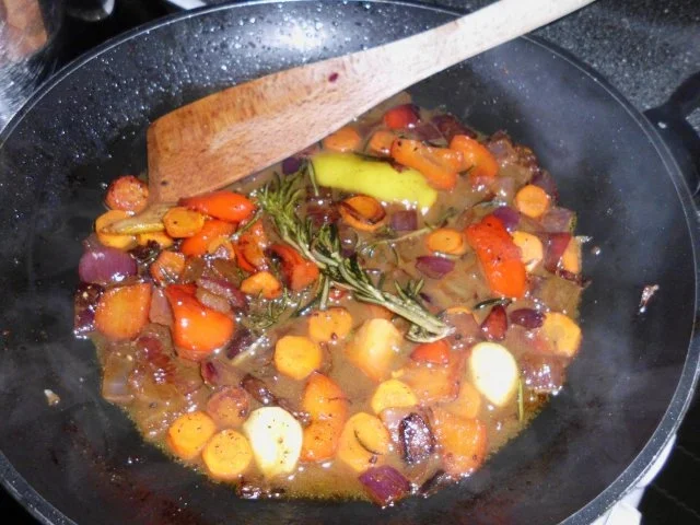 Roastbeef mit Estragon-Dillbutter, dazu ein mediterraner Salat - Rezept - Bild Nr. 10