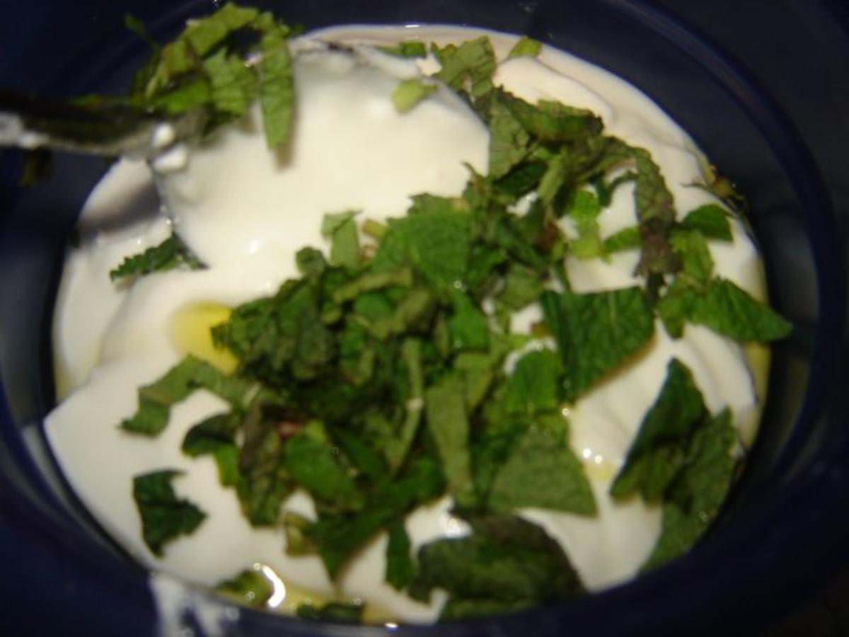 Kichererbsen Frikadellen mit Minzjoghurt und türkischem Bauernsalat - Rezept - Bild Nr. 12