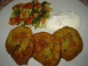 Rezept: Kichererbsen Frikadellen mit Minzjoghurt und türkischem Bauernsalat Kichererbsen Frikadellen mit Minzjoghurt und türkischem Bauernsalat - Rezept