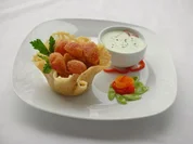 Gebackene Radieschen im Parmesankörbchen, dazu Joghurt-Wasabi-Creme - Rezept