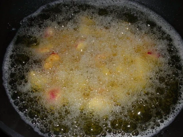 Gebackene Radieschen im Parmesankörbchen, dazu Joghurt-Wasabi-Creme - Rezept - Bild Nr. 11