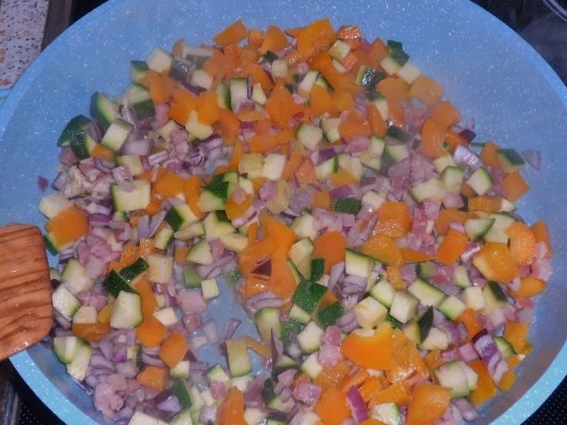 Nudeln/Pasta: Spirelli in Tomaten-Speck-Soße überbacken mit Knusper-Parmesan-Streuseln - Rezept - Bild Nr. 3