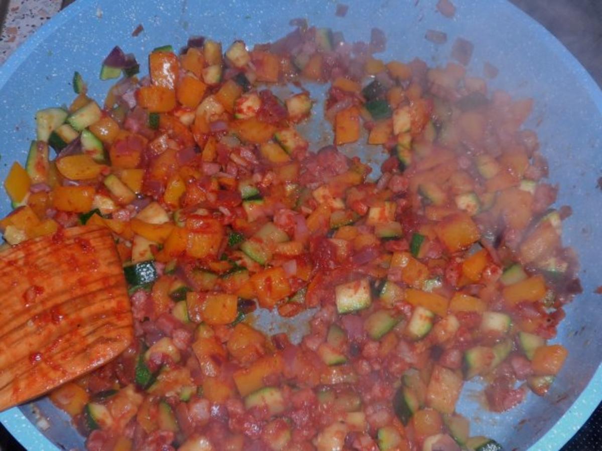 Nudeln/Pasta: Spirelli in Tomaten-Speck-Soße überbacken mit Knusper-Parmesan-Streuseln - Rezept - Bild Nr. 4