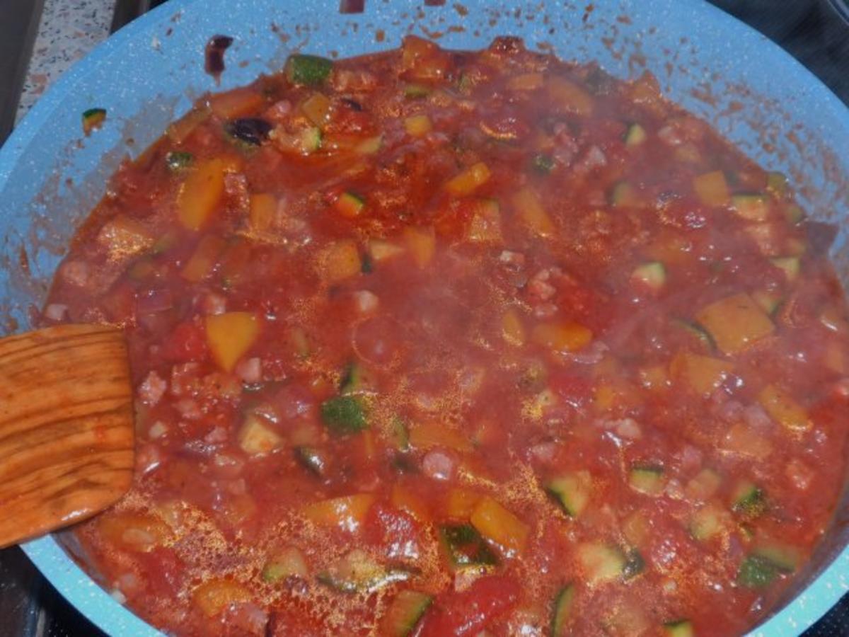 Nudeln/Pasta: Spirelli in Tomaten-Speck-Soße überbacken mit Knusper-Parmesan-Streuseln - Rezept - Bild Nr. 5