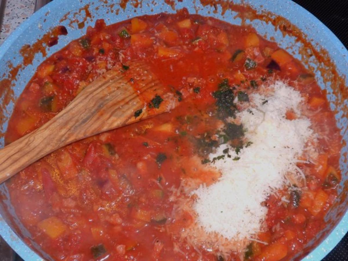 Nudeln/Pasta: Spirelli in Tomaten-Speck-Soße überbacken mit Knusper-Parmesan-Streuseln - Rezept - Bild Nr. 11