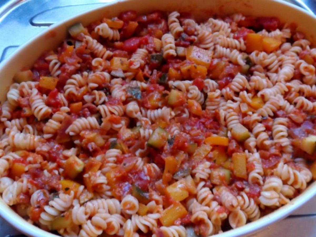 Nudeln/Pasta: Spirelli in Tomaten-Speck-Soße überbacken mit Knusper-Parmesan-Streuseln - Rezept - Bild Nr. 12