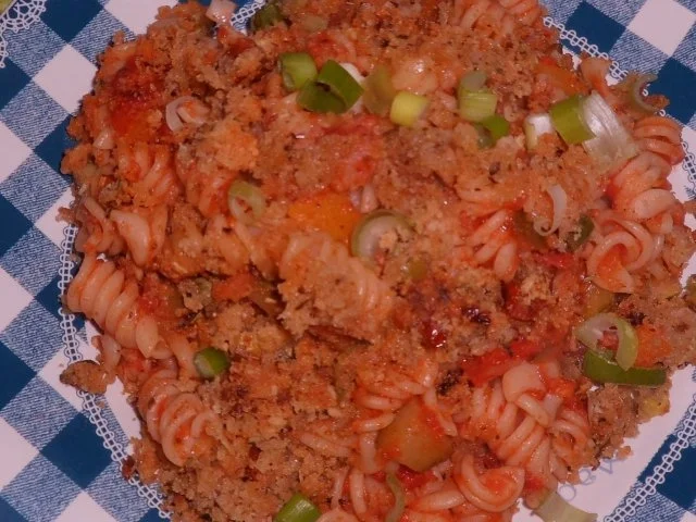 Nudeln/Pasta: Spirelli in Tomaten-Speck-Soße überbacken mit Knusper-Parmesan-Streuseln - Rezept - Bild Nr. 15