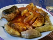 Geflügel: Pikantes Hähnchenbrustfilet mit Kartoffelspalten - Rezept