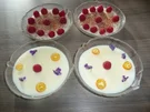 Karamellpudding mit frischen Himbeeren, Blockschokoladenraspel + oder Veilchen ! - Rezept