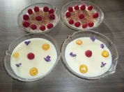 Karamellpudding mit frischen Himbeeren, Blockschokoladenraspel + oder Veilchen ! - Rezept