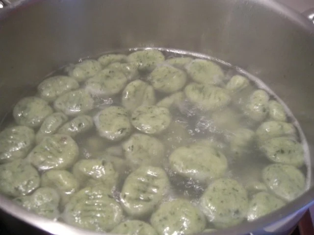 Spinat-Gnocchi in Gorgonzola-Soße - Rezept - Bild Nr. 2