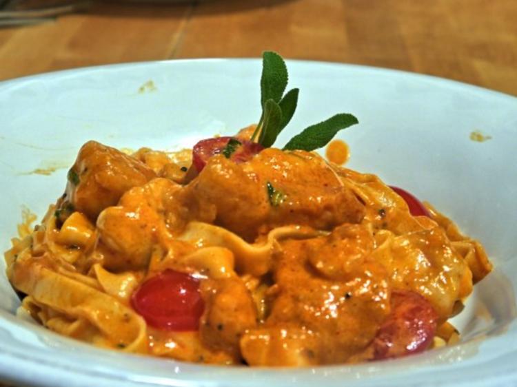 Hähnchen mit Tomate und Salbei zu selbstgemachter Tagliatelle - Rezept ...