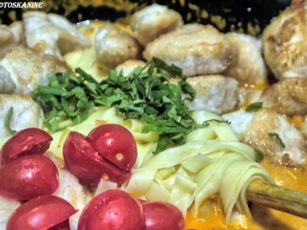 Hähnchen mit Tomate und Salbei zu selbstgemachter Tagliatelle - Rezept - Bild Nr. 16