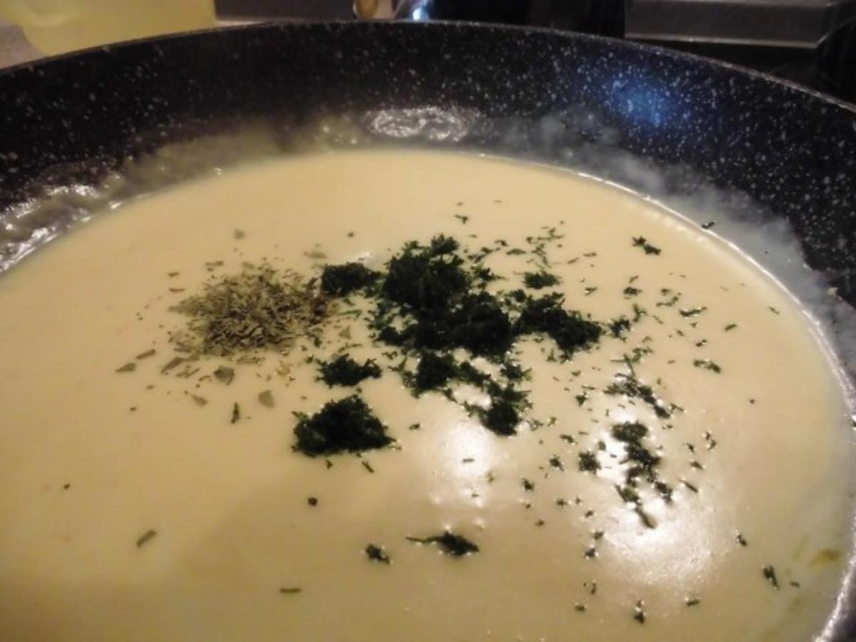 Fischfilet paniert an Senf Dill Estragon Soße mit Kohlrabi und kleinen ...