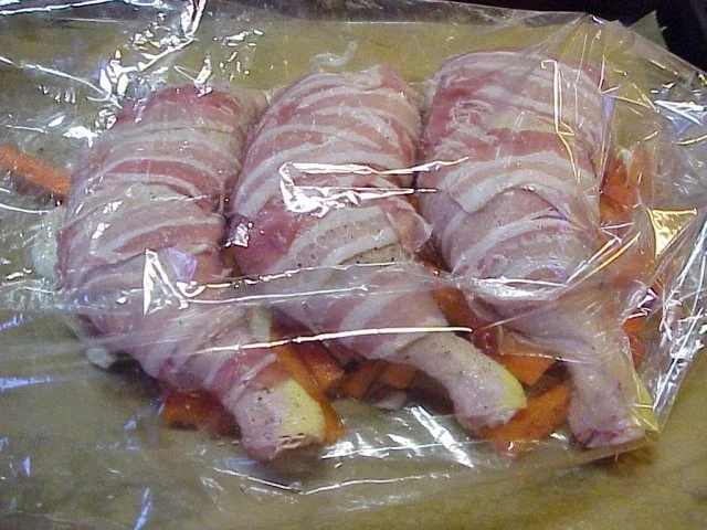 Hähnchenschenkel mit Knoblauch und Möhren im Bratschlauch - Rezept
