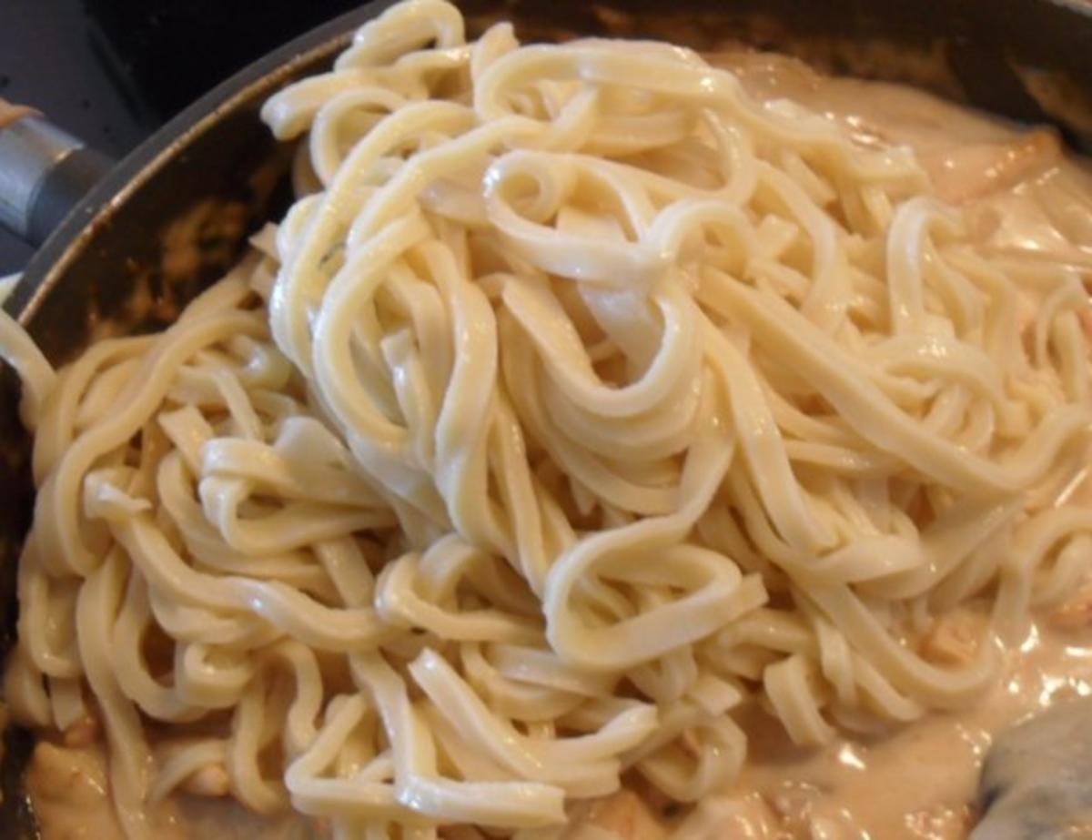 Selbstgemachte Nudeln in einer cremigen Carbonarasauce serviert