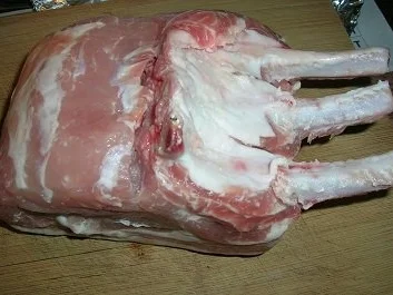 Duroc Schweinskarree mit Bärlauchkartöffelchen, Blumenkohl und Broccoli - Rezept - Bild Nr. 2