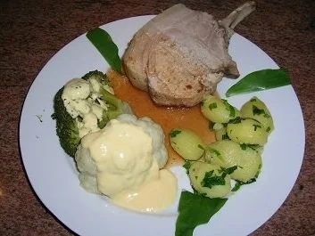 Duroc Schweinskarree mit Bärlauchkartöffelchen, Blumenkohl und Broccoli - Rezept - Bild Nr. 3