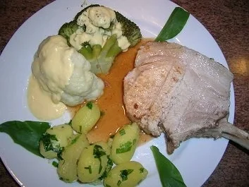 Duroc Schweinskarree mit Bärlauchkartöffelchen, Blumenkohl und Broccoli - Rezept