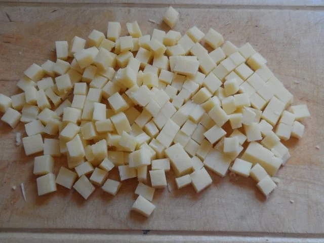 Salate: Fruchtiger Wurst-Käse-Salat mit Pistazien-Orangen-Dressing - Rezept - Bild Nr. 3