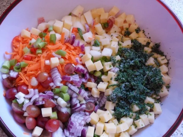 Salate: Fruchtiger Wurst-Käse-Salat mit Pistazien-Orangen-Dressing - Rezept - Bild Nr. 6