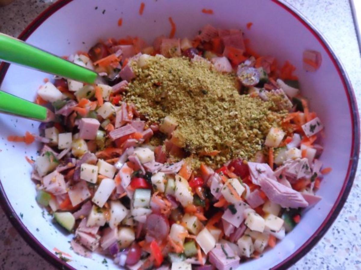 Salate: Fruchtiger Wurst-Käse-Salat mit Pistazien-Orangen-Dressing - Rezept - Bild Nr. 10