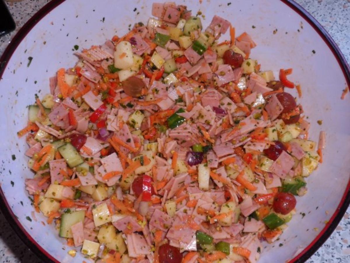 Salate: Fruchtiger Wurst-Käse-Salat mit Pistazien-Orangen-Dressing ...