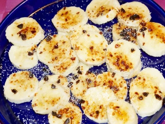 Rezept: Bananenscheiben mit Malzbonbonkrümeln und Knisterbrausepulver Bananenscheiben mit Malzbonbonkrümeln und Knisterbrausepulver - Rezept
