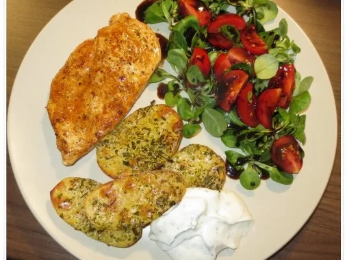 Rezept: naturgebratene Hähnchenschnitzel an Backkartoffeln mit Knobi-Dip naturgebratene Hähnchenschnitzel an Backkartoffeln mit Knobi-Dip - Rezept