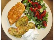 naturgebratene Hähnchenschnitzel an Backkartoffeln mit Knobi-Dip - Rezept