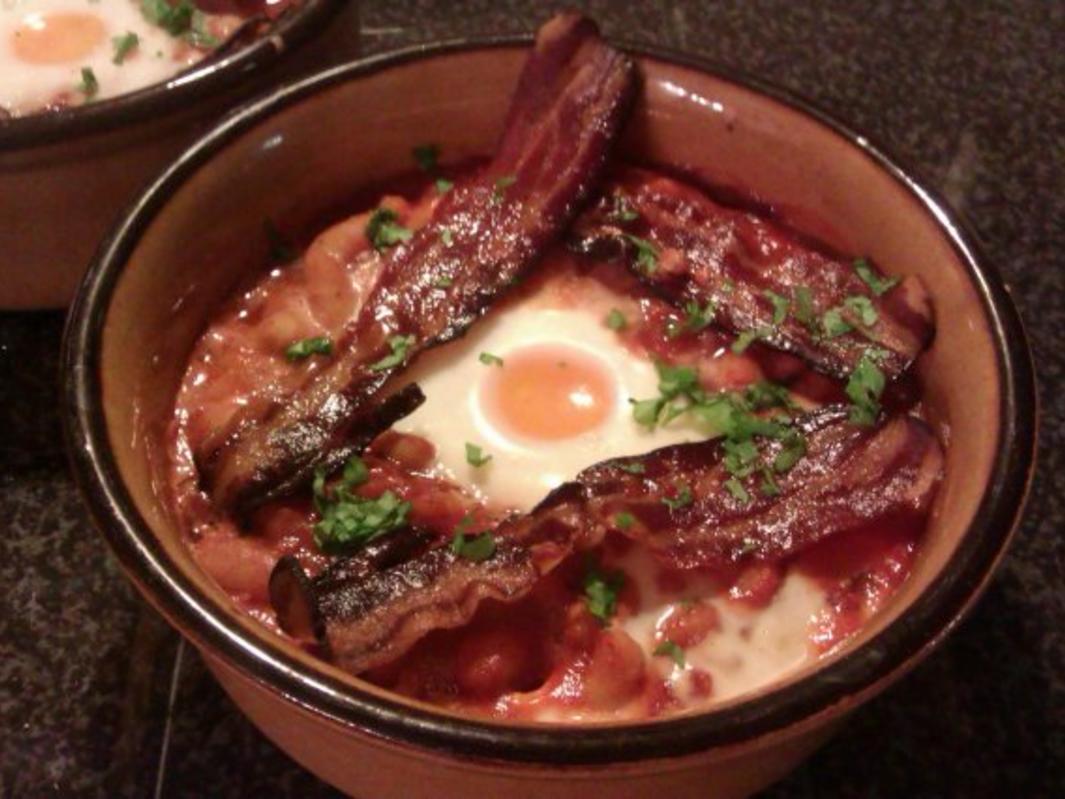 Baked Beans mit Ei, Bacon und Vollkorntoast - Rezept - kochbar.de