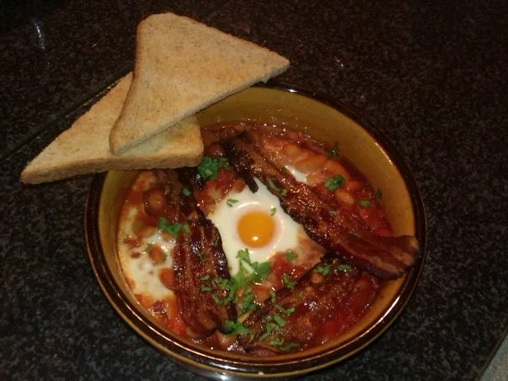 Baked Beans mit Ei, Bacon und Vollkorntoast - Rezept - Bild Nr. 3