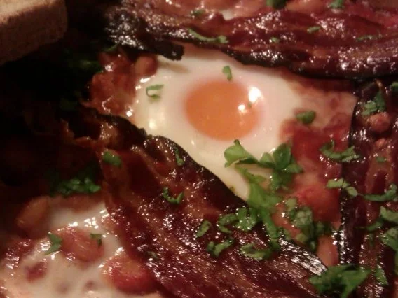 Baked Beans mit Ei, Bacon und Vollkorntoast - Rezept - Bild Nr. 4