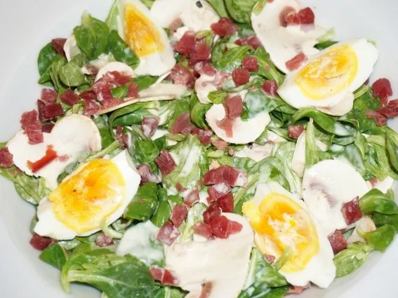 Rezept: Feldsalat mit Champignons und Schinkenwürfeln Feldsalat mit Champignons und Schinkenwürfeln - Rezept