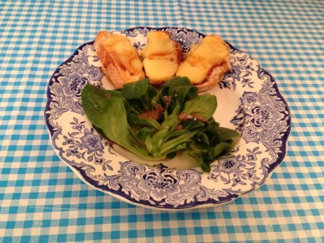 Fromage de Herve auf Feldsalat mit Delice de Liège - Rezept