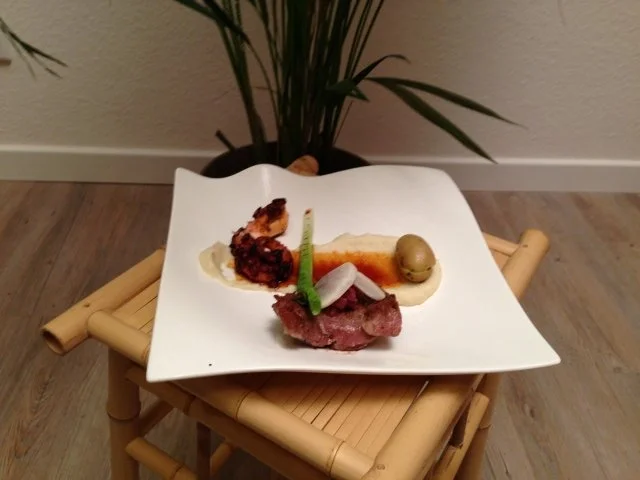 Secreto vom Iberico-Schwein, Oktopus und Topinambur mit Zwiebel und Kartoffel - Rezept